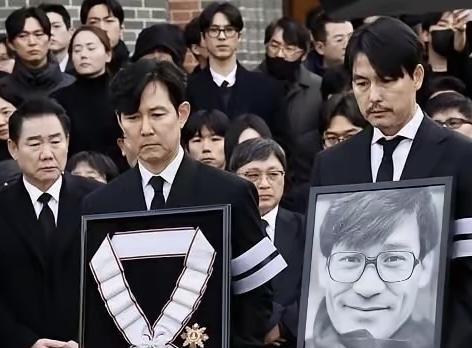 影帝安圣基，竟被一口饭带走。这太荒谬了。一位在银幕上枪林弹雨、斗智斗勇的硬汉