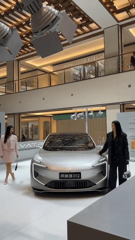天啦噜王诗龄现身车展才十几岁的年纪啊，李湘竟然舍得让自己闺女穿这么高的高跟鞋