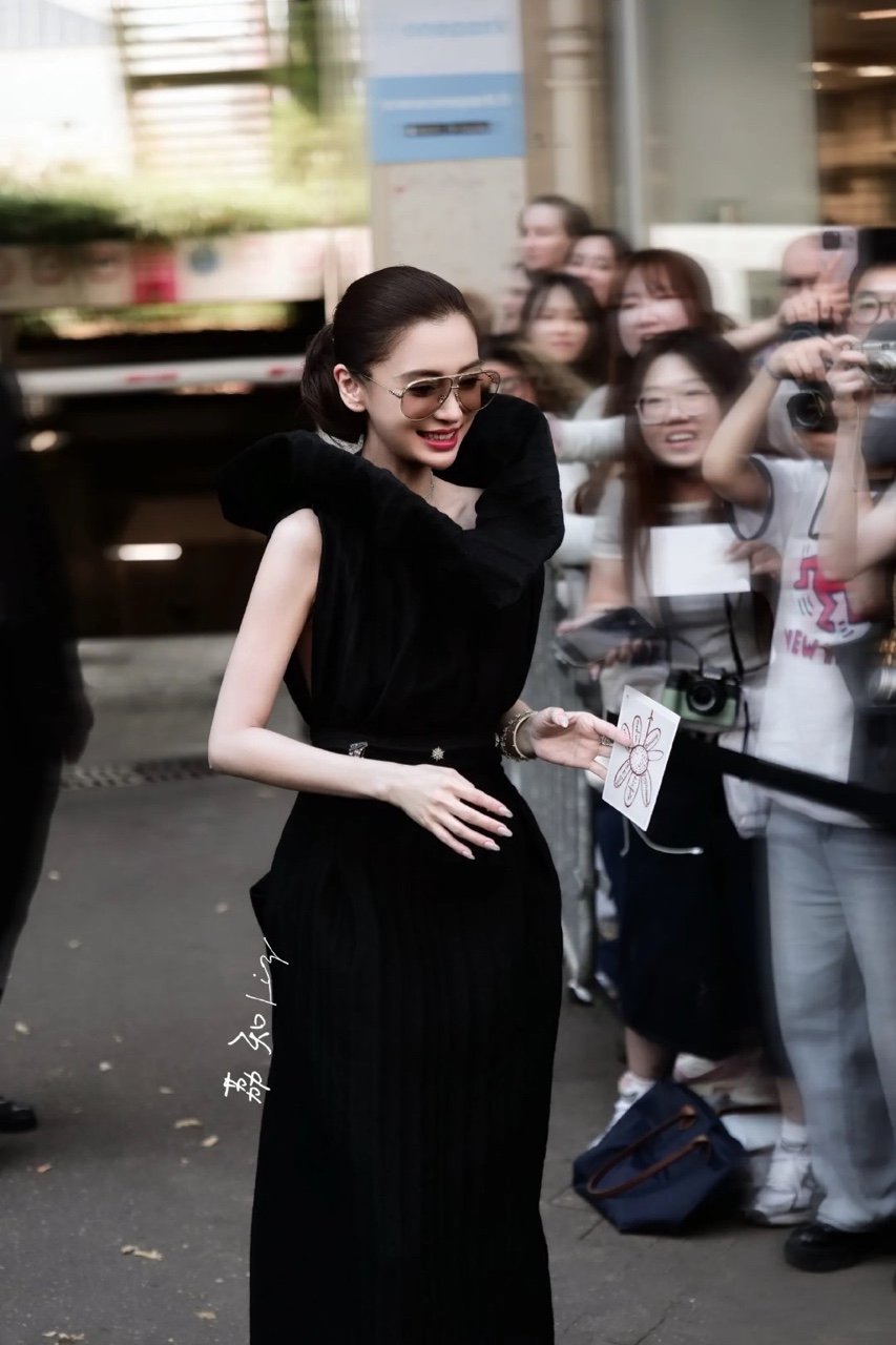 同一位拍摄的迪丽热巴Angelababy同一位摄影师拍的迪丽热巴Angelaba
