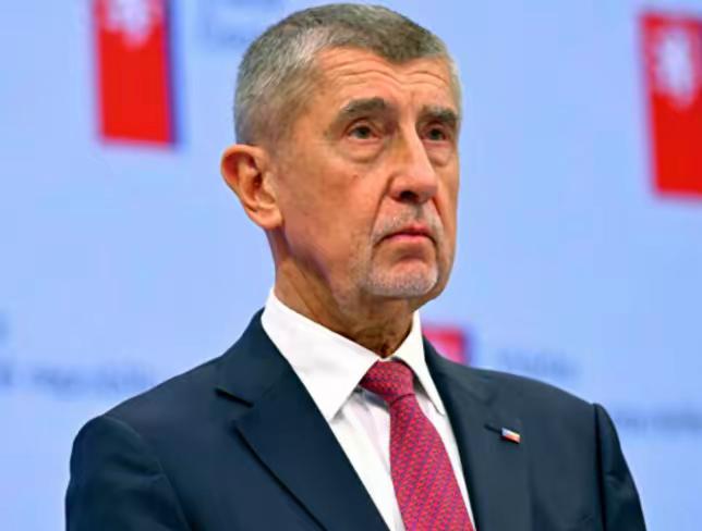 昨天的巴黎援乌峰会本来是想给乌克兰“撑场面”，结果直接演成了“阵营对立”名场面，