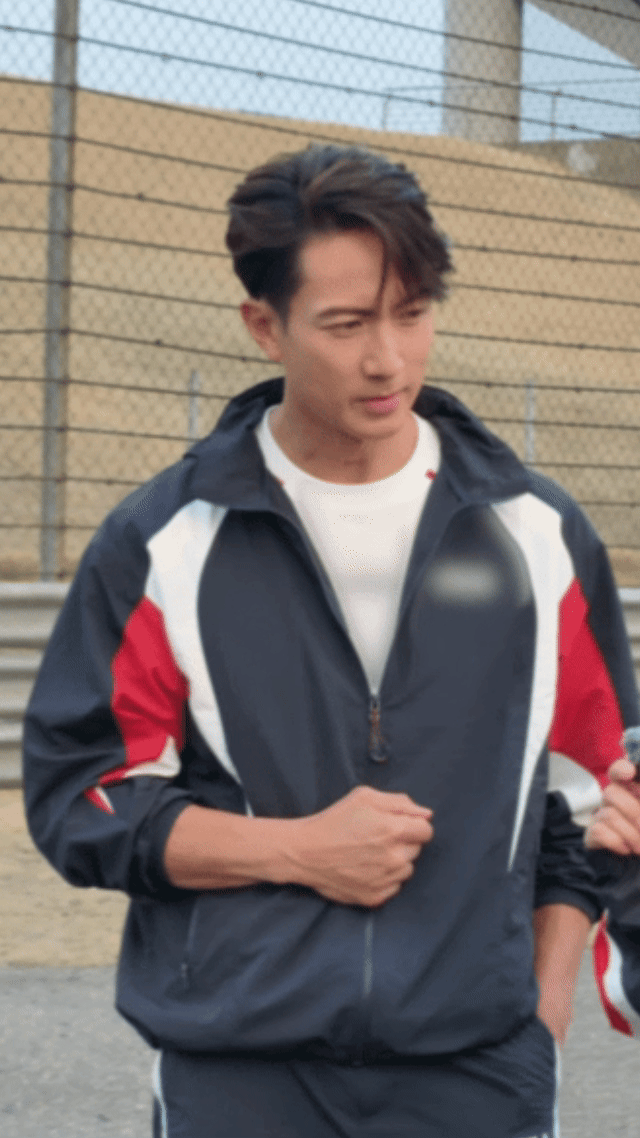 没人说过吴尊46岁还能这么帅啊吴尊这次亮相太惊艳了，自信耀眼活力满满，46岁还