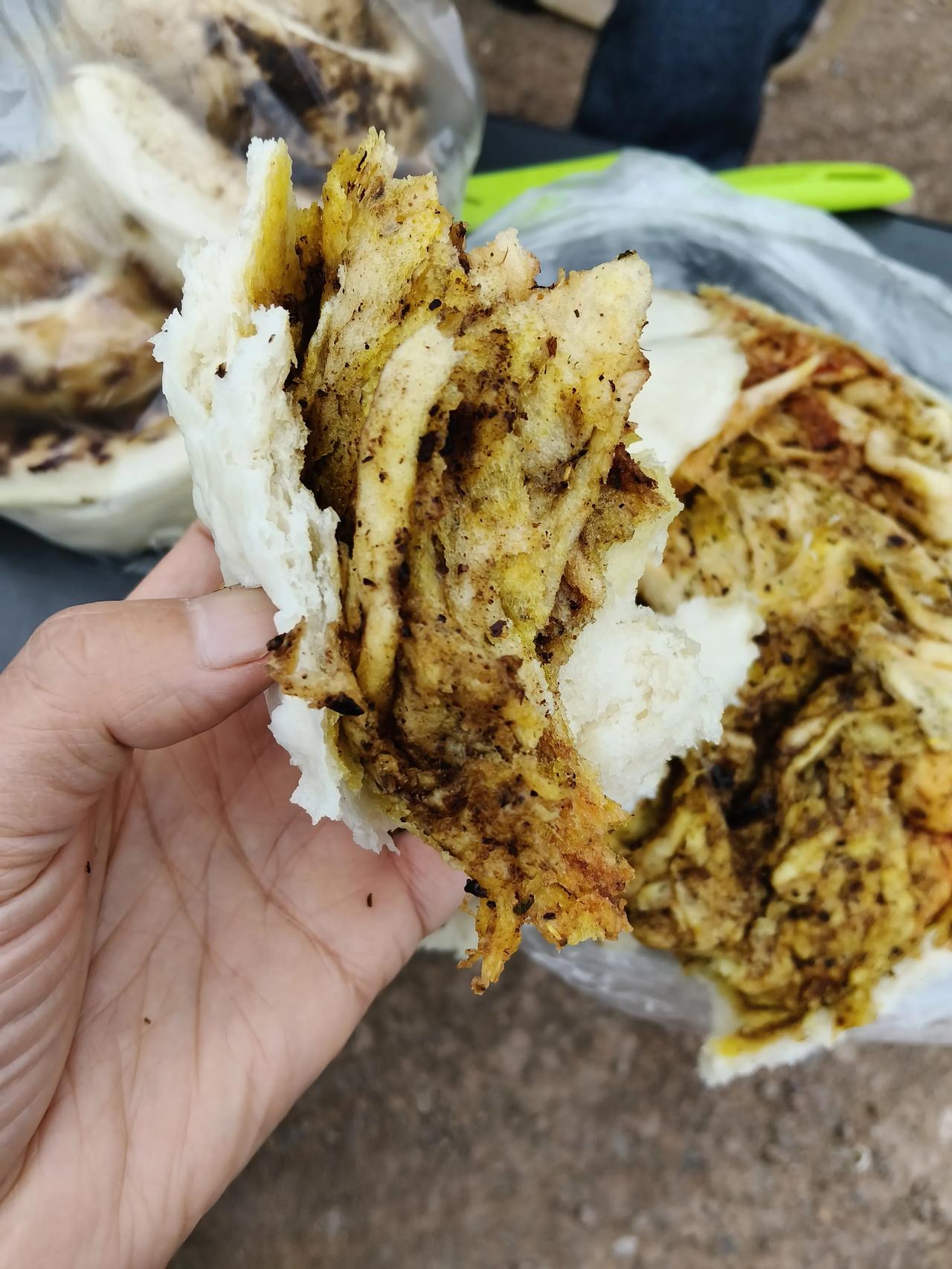 你还是我们甘肃的手工月饼比较健康，是卖的那种月饼，根本吃不下去。我们这里的月饼