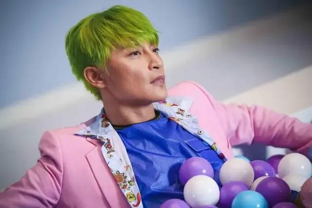 陈志朋是小虎队混的最差的，但是脾气是最大的一个！也许是自卑吧，当陈志朋被问到有