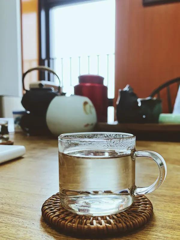 白开水、茶、咖啡哪个更健康?白开水、茶和咖啡哪个更健康，这得具体分析。白开水