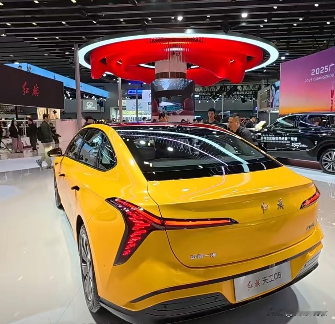 当2025广州国际车展的聚光灯照亮展台，一汽红旗天工05的登场瞬间点燃全场热情，
