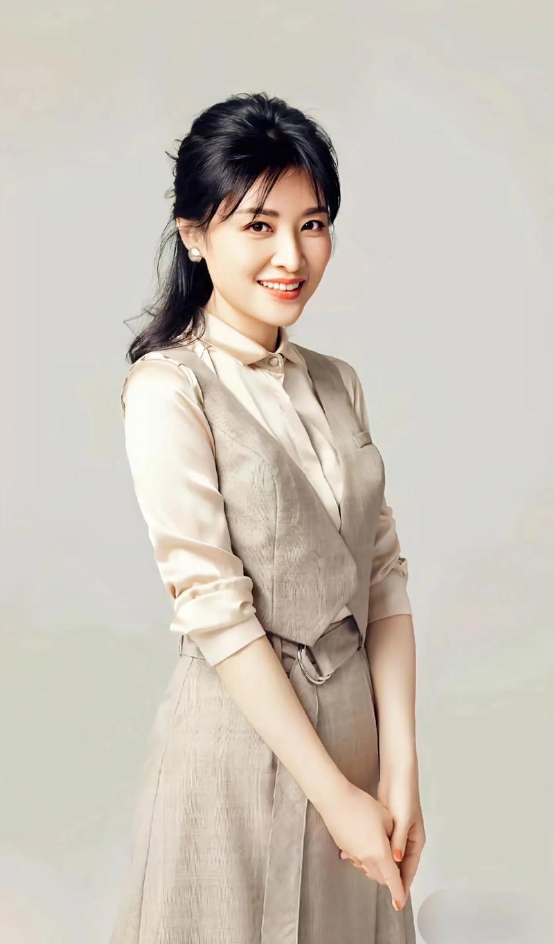 周涛被人追着怼脸拍，用手拒绝“行了可以了”，仍旧穷追不舍。也是追星也得有个度啊，