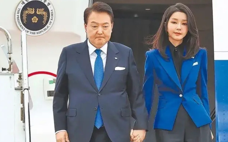 韩国真是一个大型真人秀现场，该国的检察官跑去牢里抓前总统尹锡悦，指挥狱警将尹锡悦