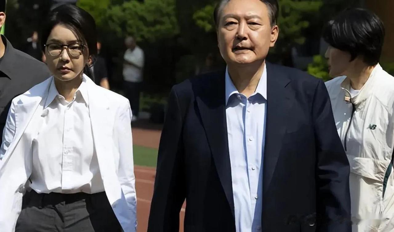 韩国活久见！前总统夫妇同陷囹圄，140天换4任“一把手”，李在明大赦84万创纪录
