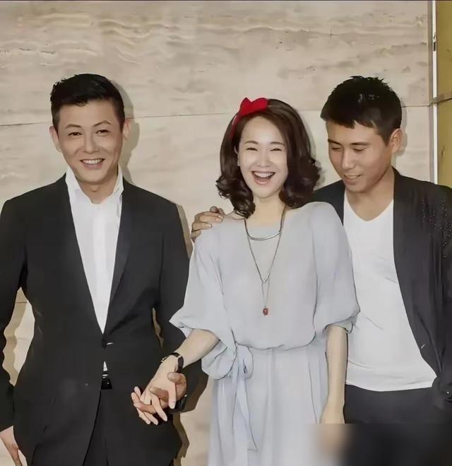 领导查女生宿舍，说“奶罩挂得到处都是”，女生纠正说是“胸罩”，他立马回怼：“那为