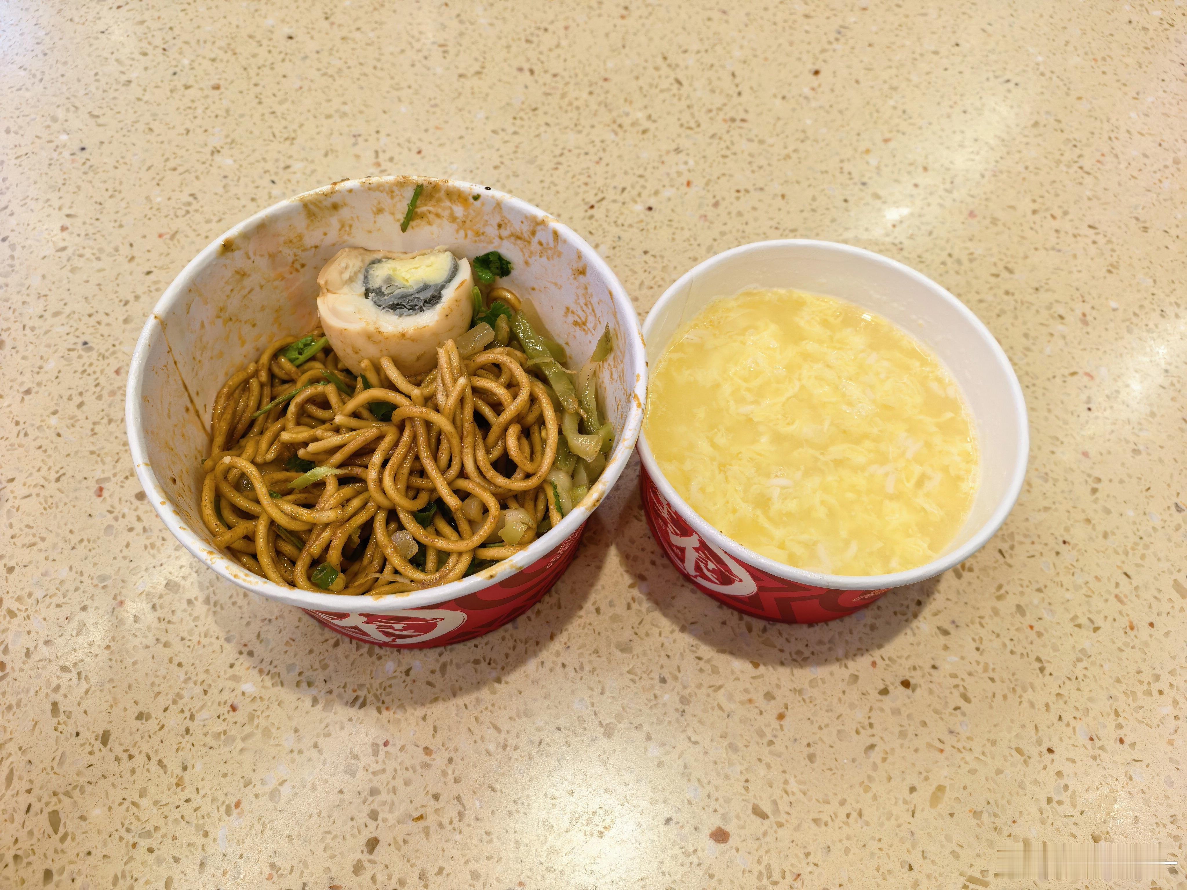 在武汉比较习惯的过早组合，热干面＋蛋酒天天吃会腻，三天不吃还想，巨神奇个搭配武