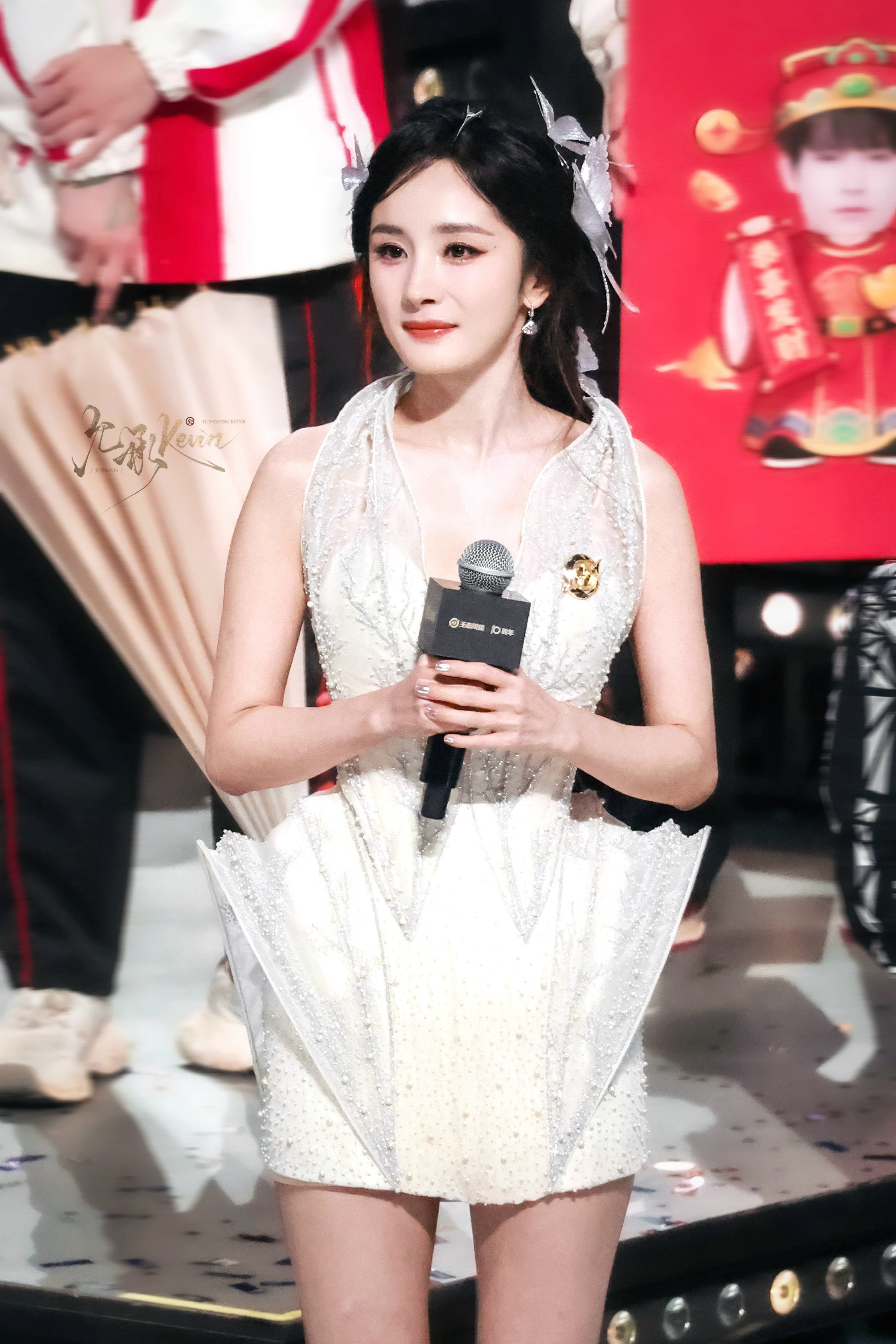 镜头内外，皆是风华。杨幂cos艾琳杨幂你把幂幂打掉了沈腾杨幂互相搀扶下楼梯​