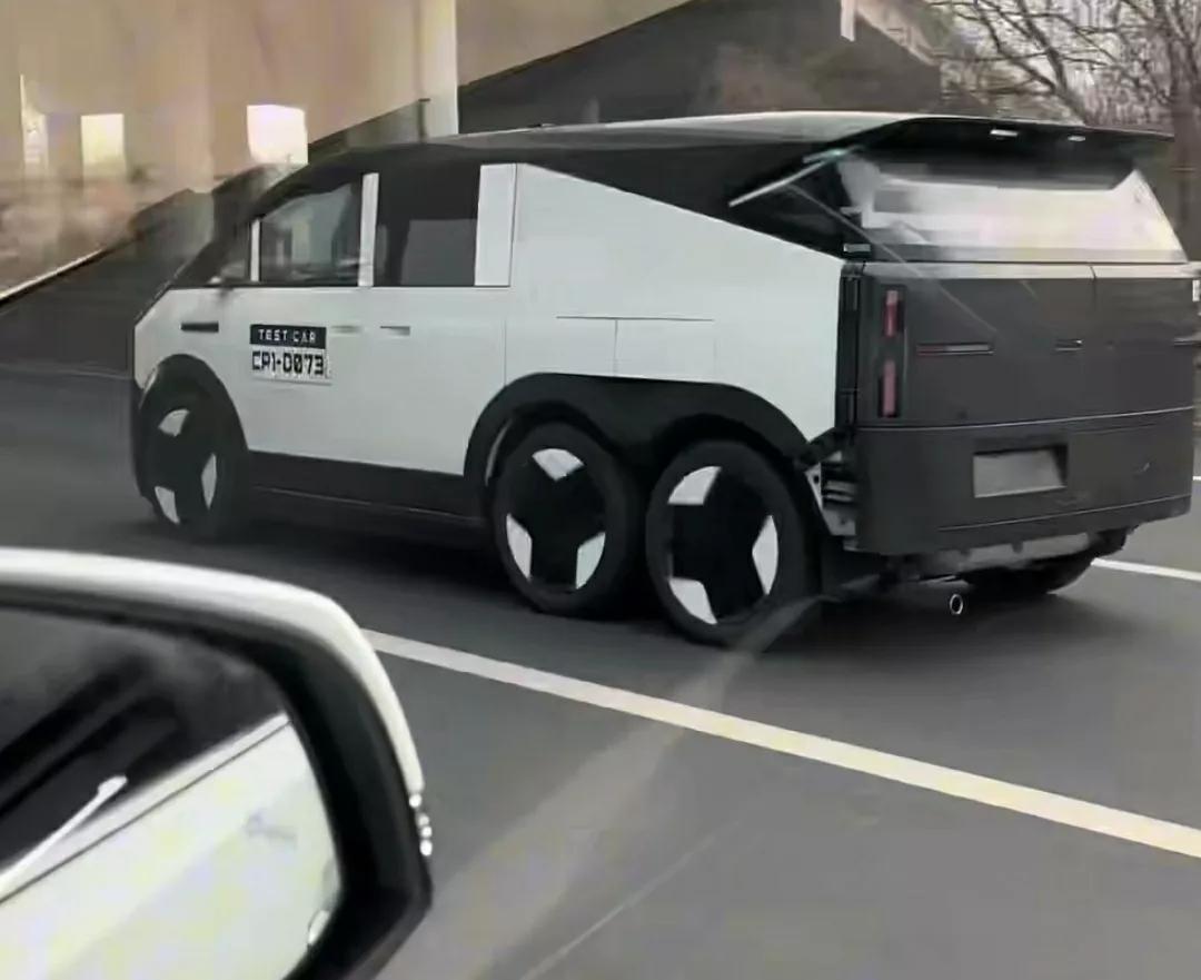 今天路上偶遇了一辆“平平无奇”的车，就是底盘高点、轮子多点、还能飞而已。一半是车