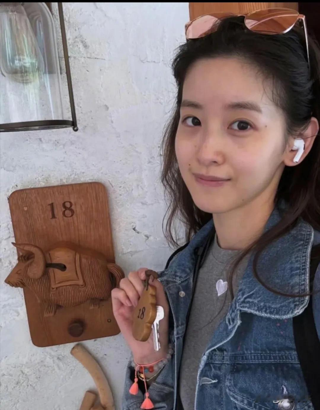 章泽天晒不丹旅行照，纯素颜出镜，状态很好。​