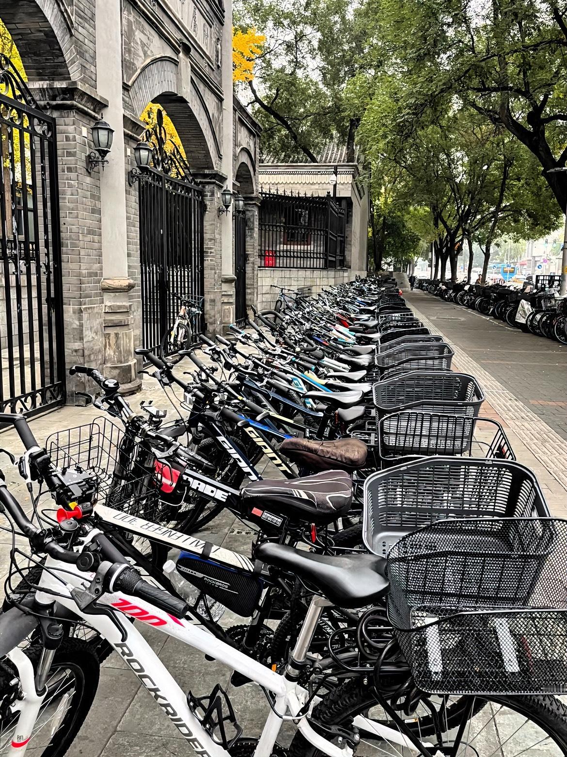 世道真变啦？昨天我去学校，帮儿子发教辅材料完事儿陪他取自行车，到地方一看，