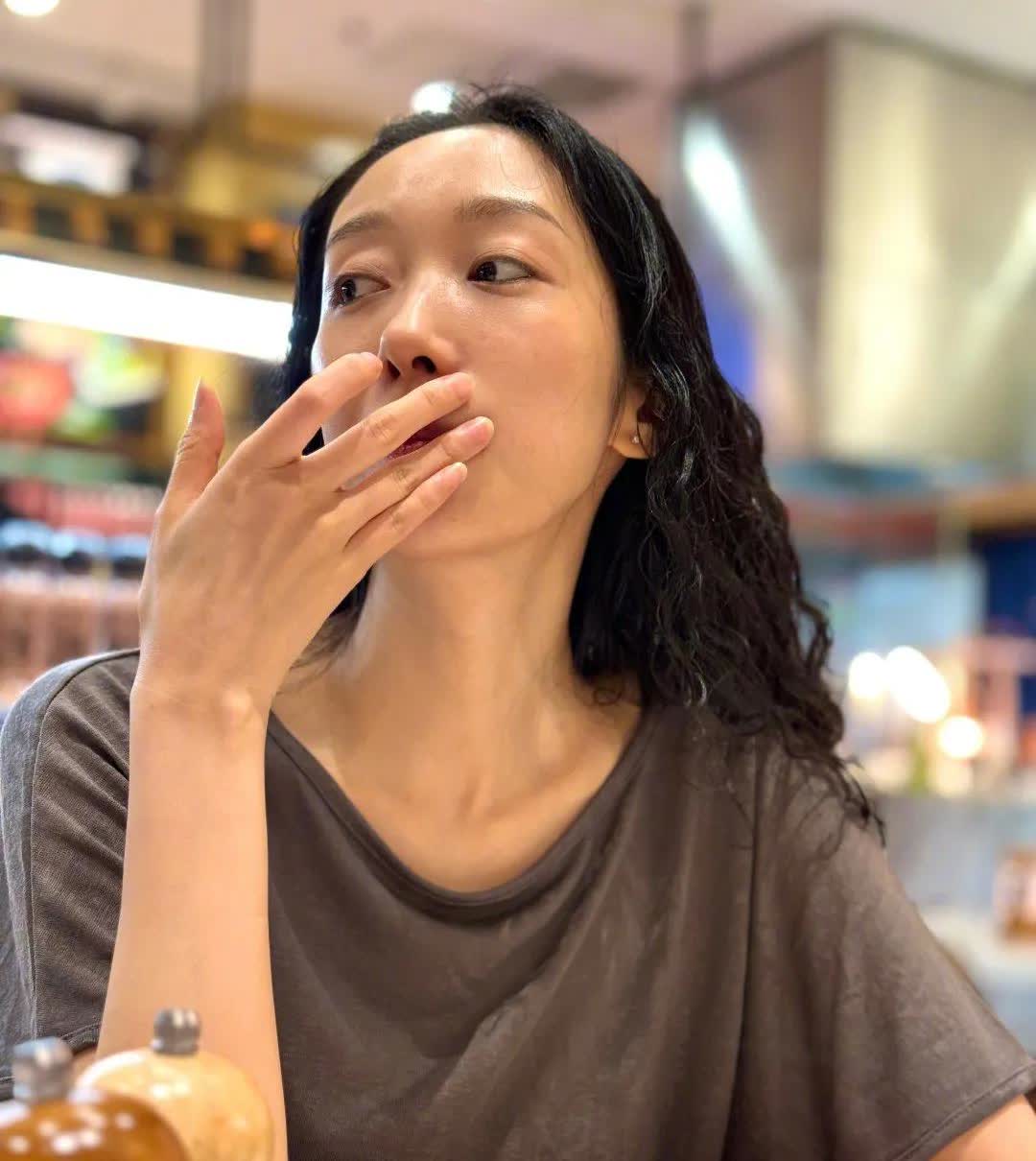黄觉po出了家庭照片，一眼就被他老婆麦子的独特气质吸引住了，儿子完全是继承了爸爸