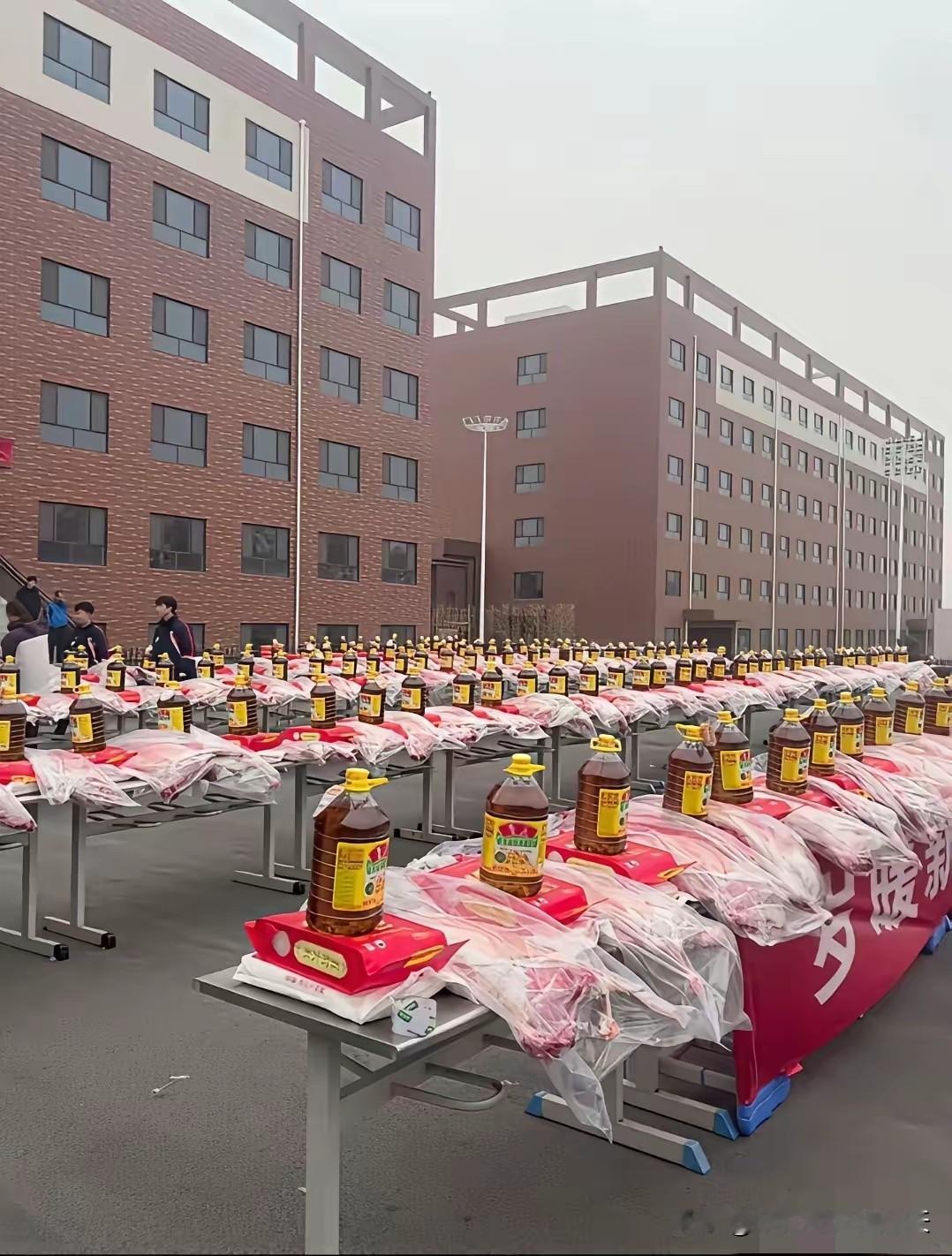 榆林一中学年终发半只羊+米面油！这才是政策说的尊师惠师。原来是陕西榆林一中学为