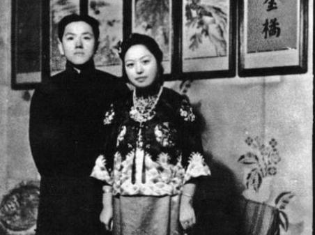 1936年，21岁袁祜祯和18岁的曹士岳大婚。洞房过后，曹士岳发现新娘不是完璧之