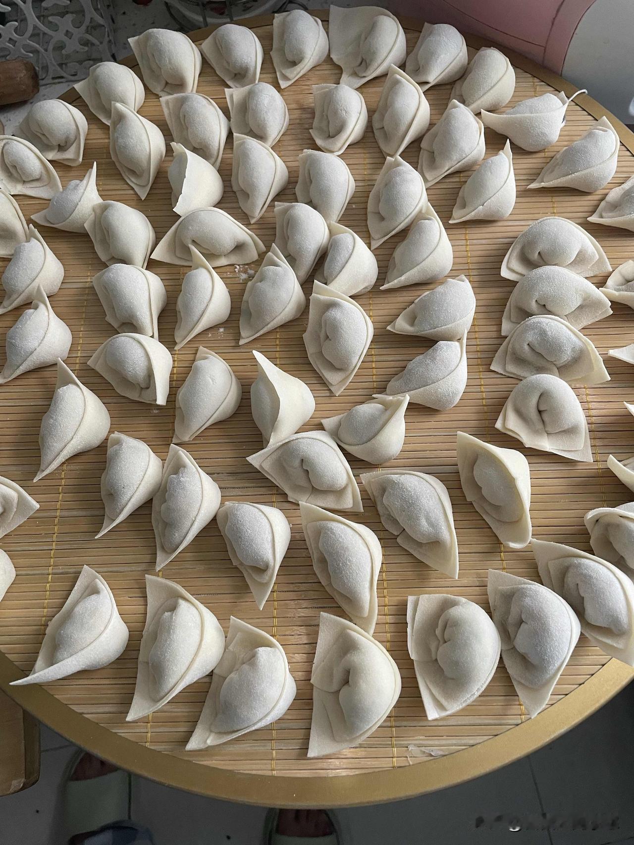 今天有点失算了！饺馅用完了饺子皮剩下了，大家剩下的饺子皮都是怎么处理呢？昨天