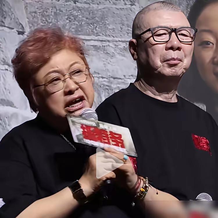 韩红给冯小刚站台，歪着头，裂着嘴，一句“走个面儿”，差点就把韩红这么多年慈善家的
