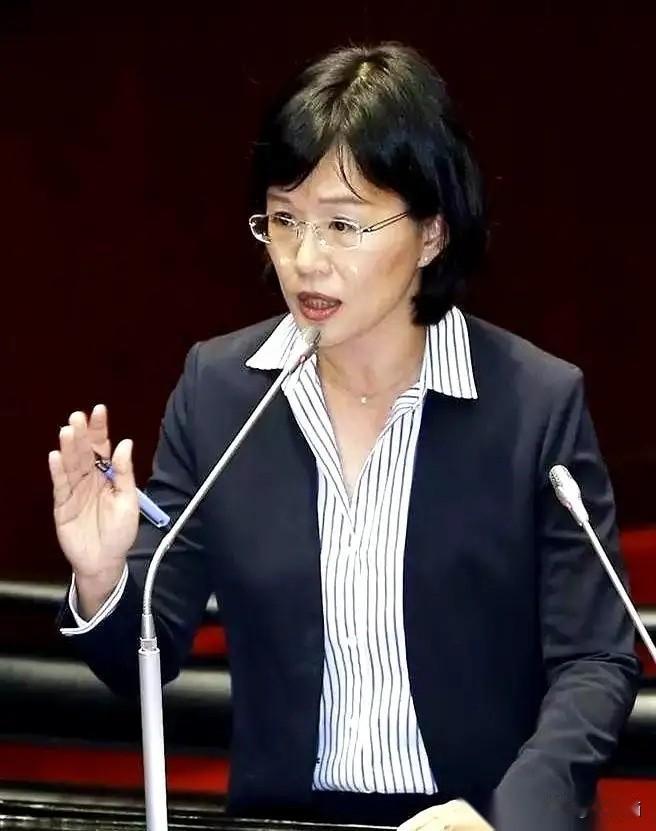 你发现没有，政治这盘棋里最残酷的真相就是——伞一破，雨全漏。吴乃仁刚被拘提