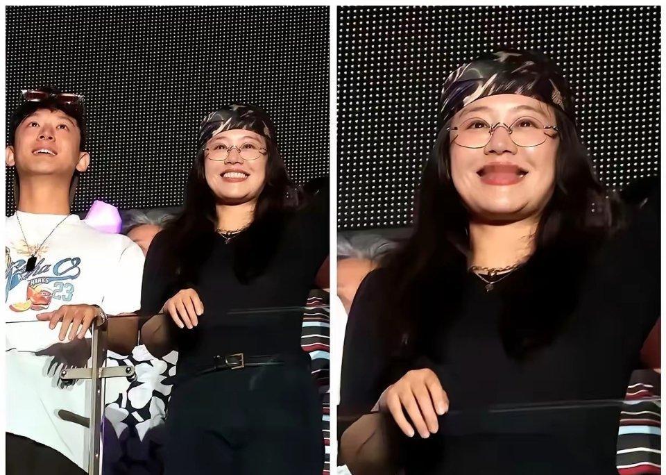 那英演唱会台下，马思纯往李沁旁边一坐，娱乐圈的审美潜规则被当场撕碎。​镜头扫过，一边是瘦得锁骨凸出的