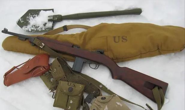 1944年，美军观察组访问延安时，随身携带了一款M1卡宾枪。这是一款二战名枪，虽