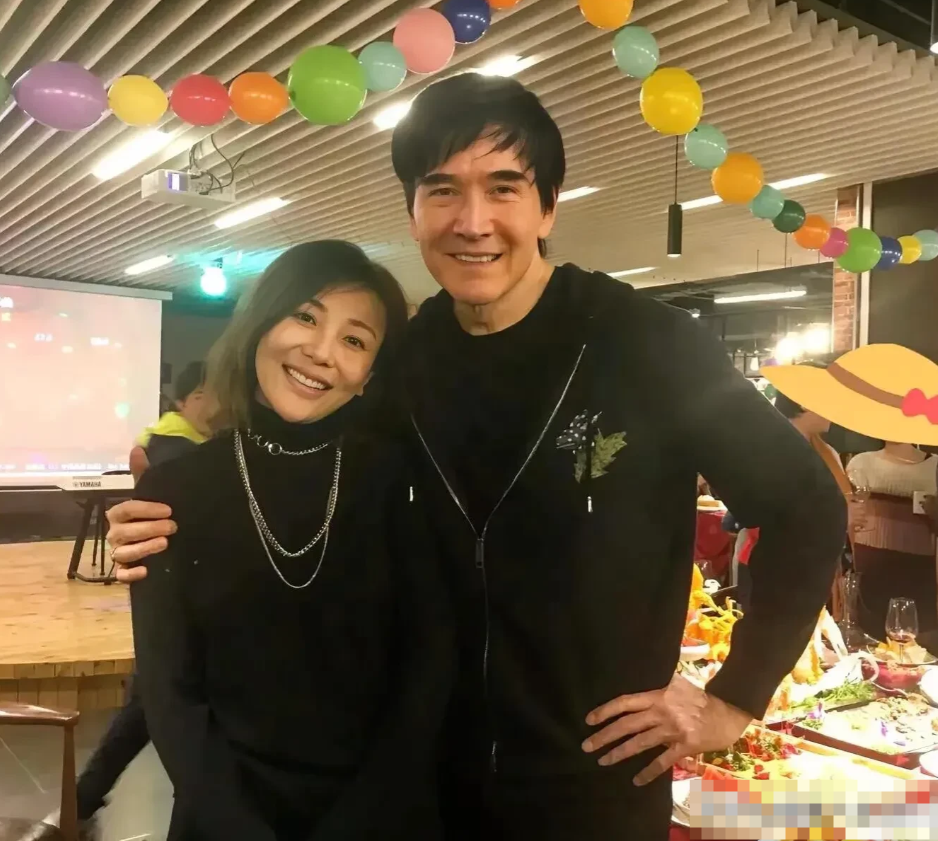 第一次看见没有留胡子的费翔还是有点不习惯，我反复看了几遍，这是他。64岁了，还是
