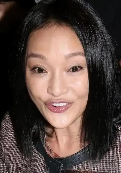 周迅近日素颜现身活动，高清镜头下皮肤紧致透亮，眼尾细纹难掩灵动眼神，低马尾配透明