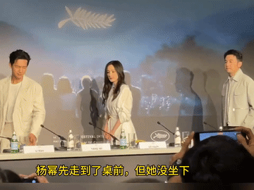 这段看一次笑一次，李现他都能想到给旁边的杨幂拉椅子，但就没想到等C位的章子怡和导