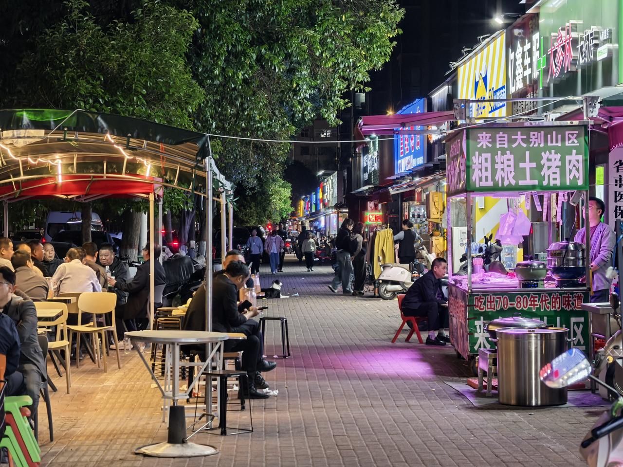 郑州发现几家鲜肉店白天剔骨卖鲜肉，晚上架锅卖熟食！鲜肉店出新花样，想做生意办法