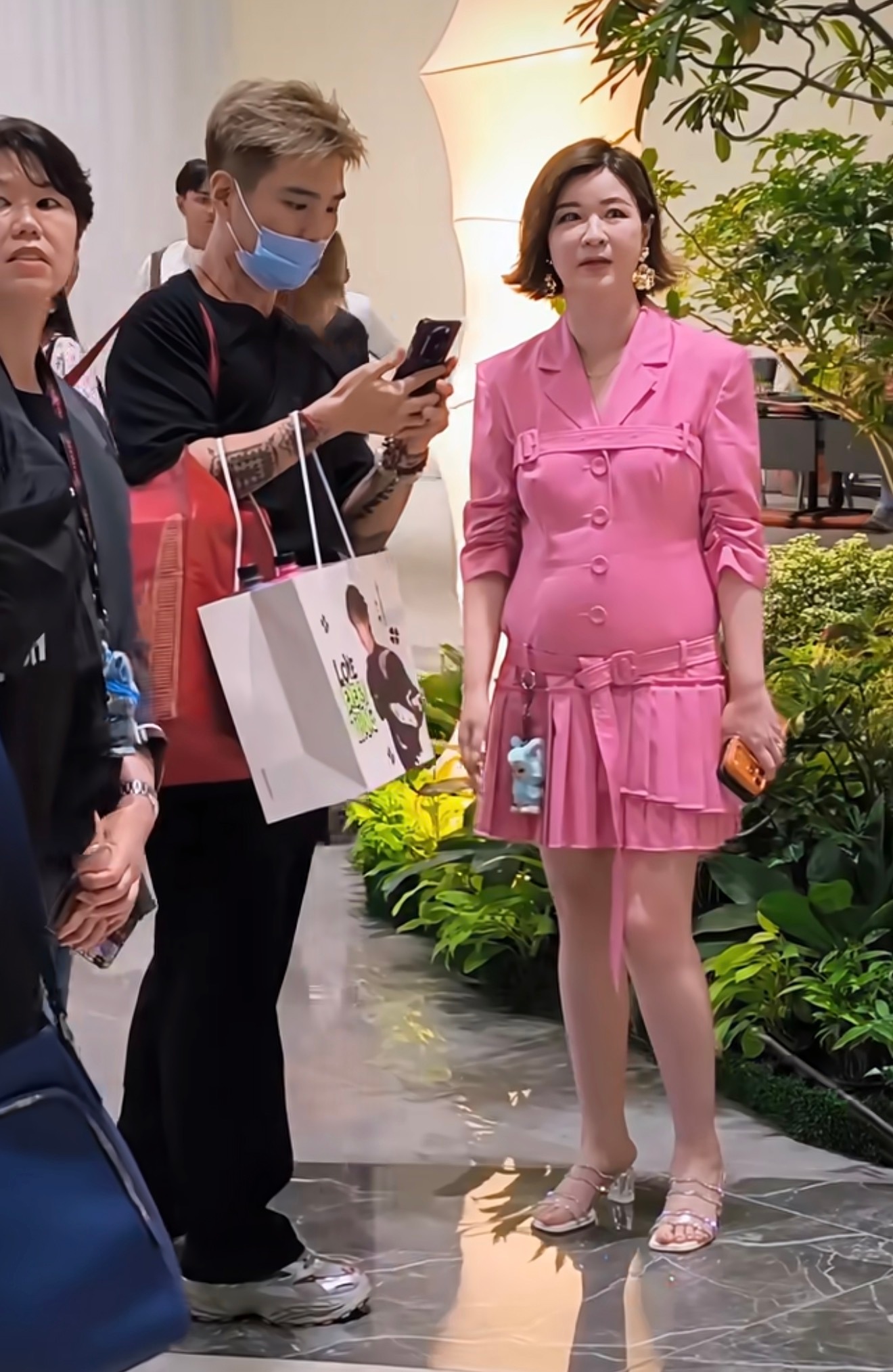 杜华现身泰国曼谷参加快闪活动，乐华娱乐这么大公司的老板，一件得体衣服都没有吗？