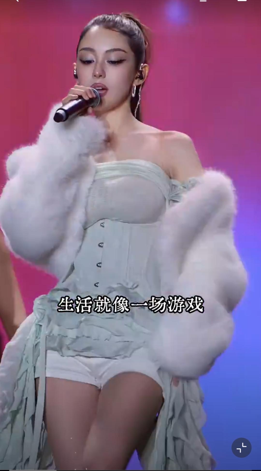 音乐家郎朗妻子吉娜的身材太好了。镶满亮片的蓬蓬裙，宫廷风的设计自带戏剧张力