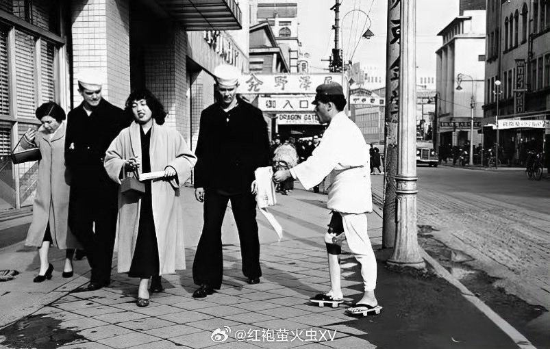 二战后，给妓女擦鞋的“皇军”。1945年后，日本经济崩溃，数百万复员“皇军”回国，面临严重失业和贫困