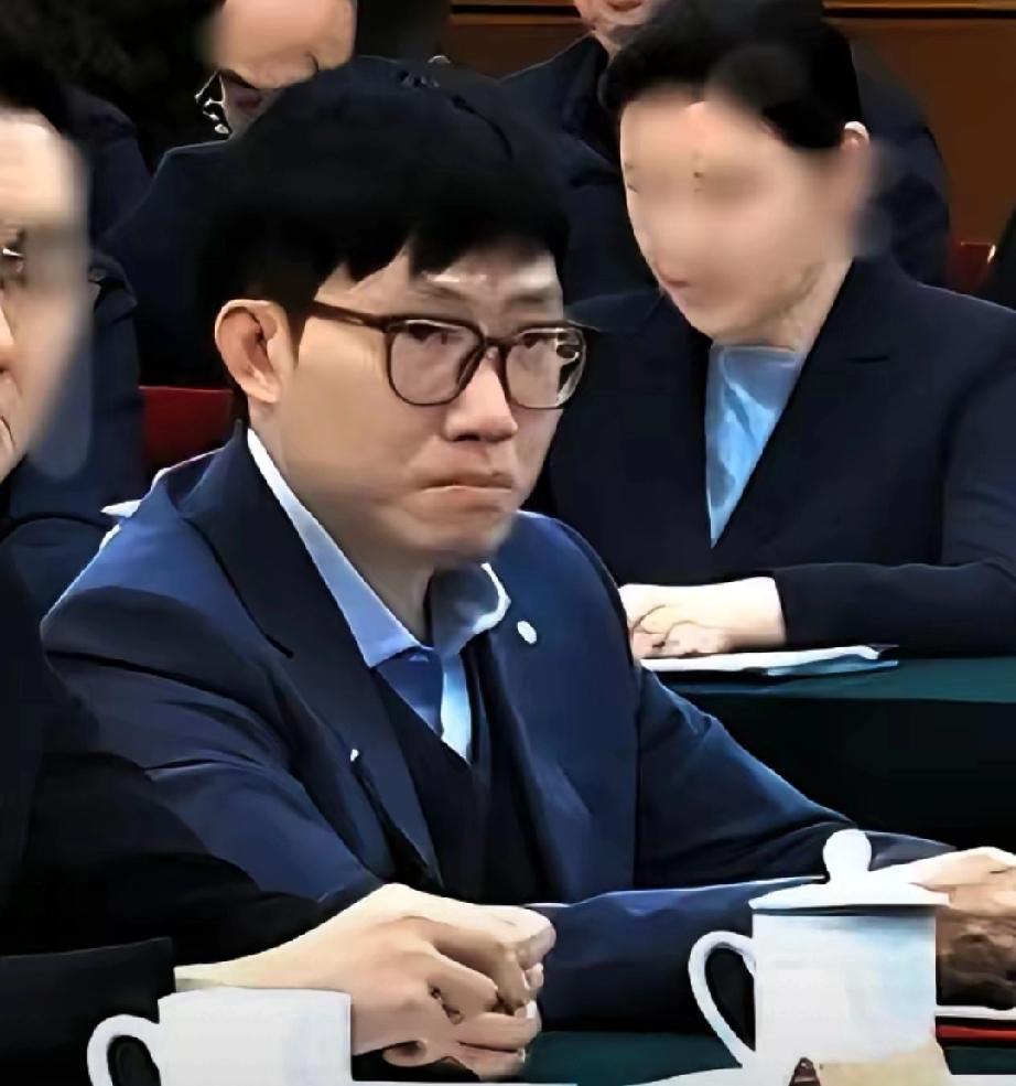 打开短视频平台，满屏都是声讨梁文锋赔血汗钱的。散户这次是真的红了眼。幻方一年