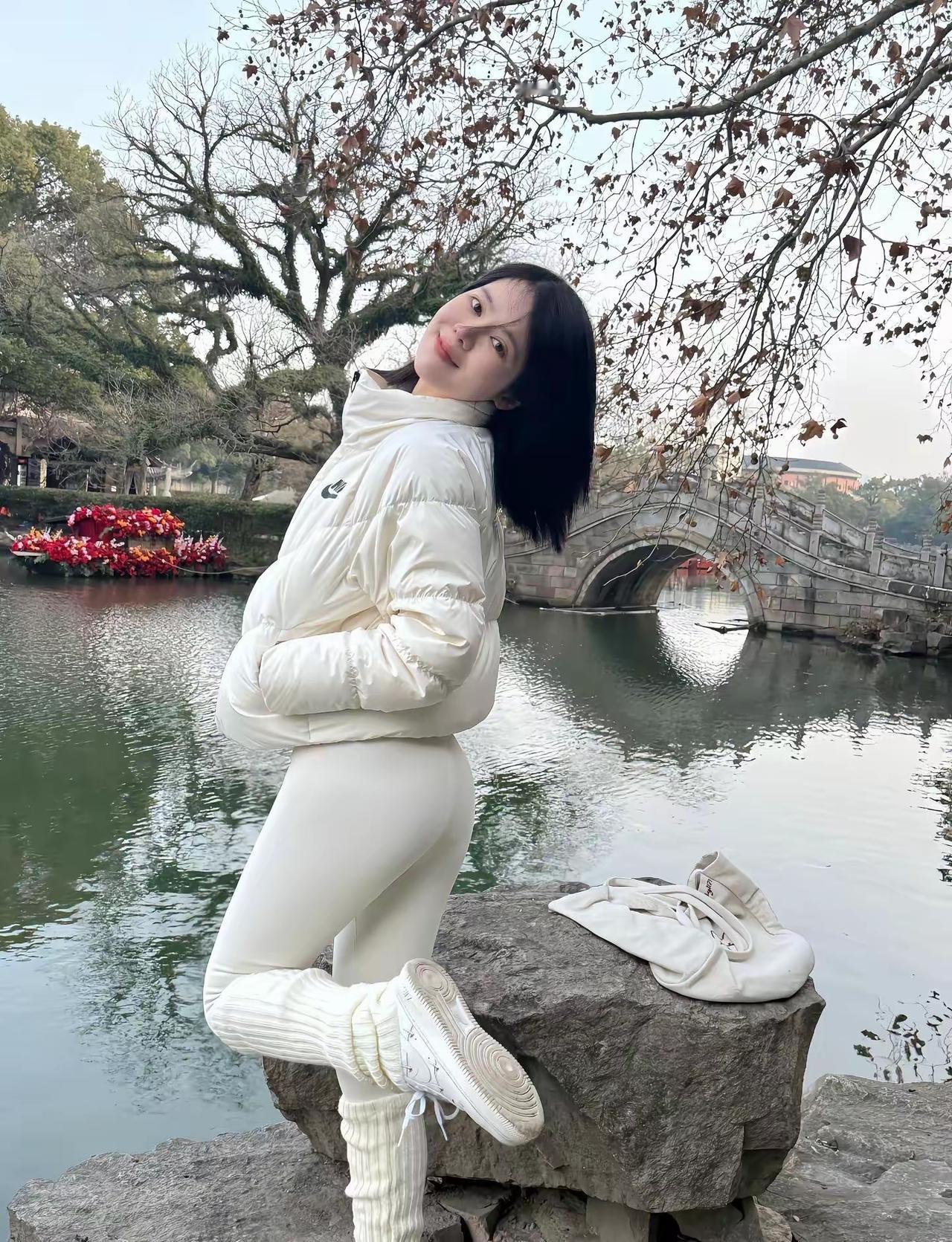 秋末户外摄影作品赏析，一身白色穿搭风，清纯可爱青春靓丽好看的女孩都长啥样的什么