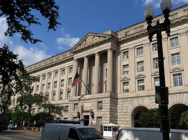 特朗普深夜发文，"从未见过这样的情况"，美国或面临万亿赔偿 特朗普在《华尔街