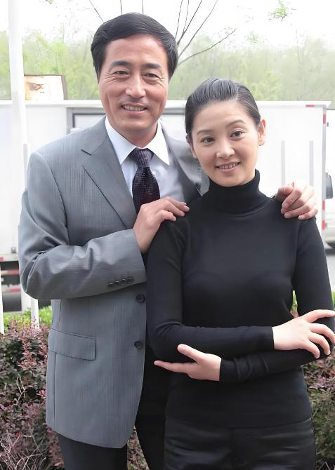 1987年，杨立新把徐帆接到北京，“养”了她三年，自己一颗青菜都舍不得吃