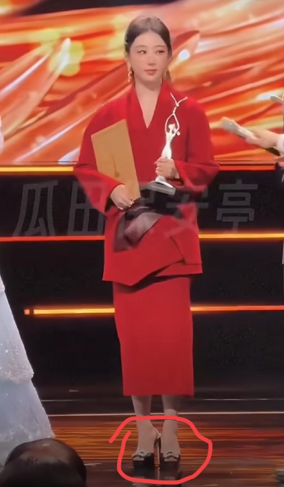 这套衣服不但不适合杨紫，也不适合模特，所以不是杨紫身材的问题，而是衣服设计的问