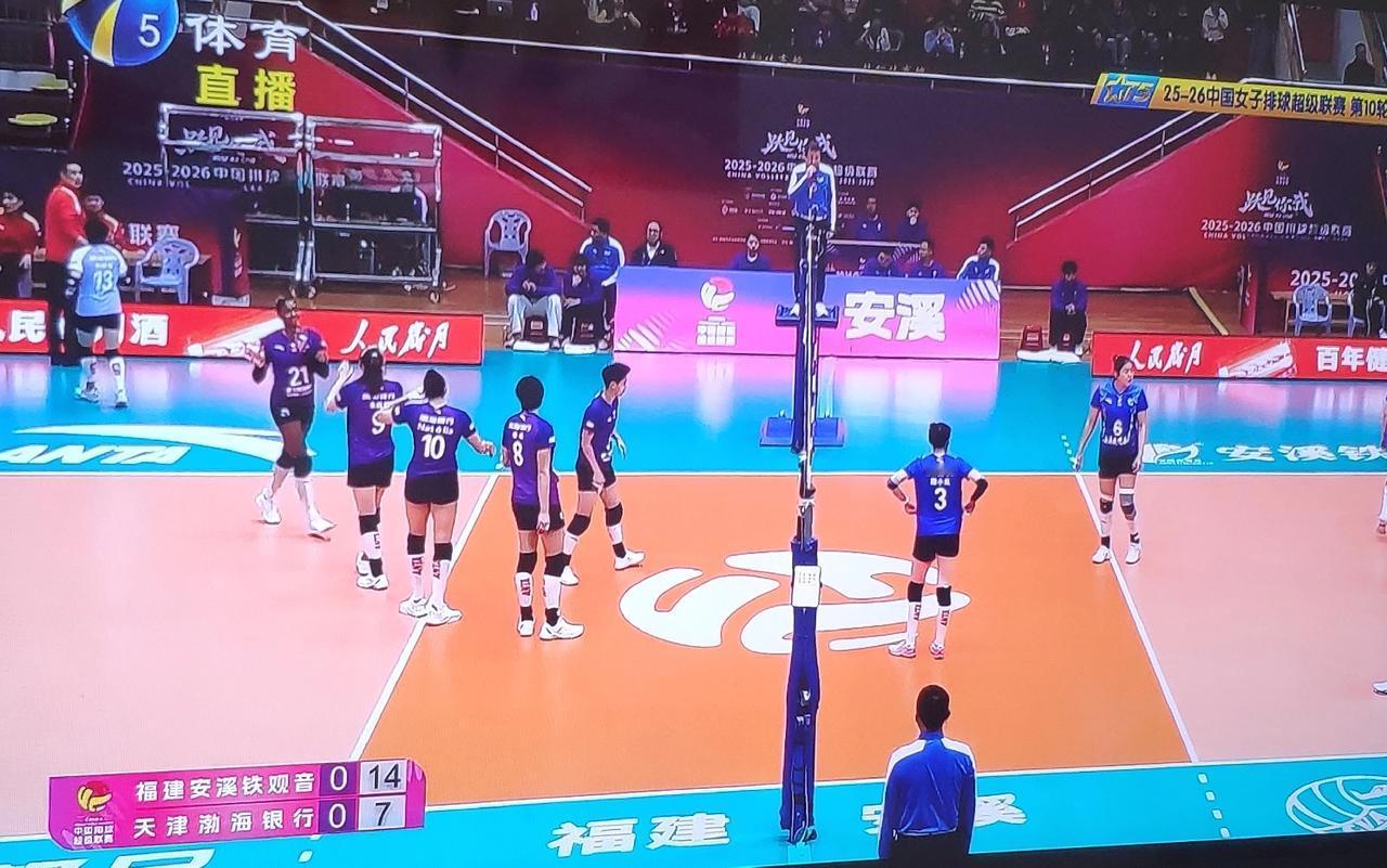 天津女排现在的场上节奏真是乱啊！天津女排现在真是下分困难，第二局开局场上比赛节奏