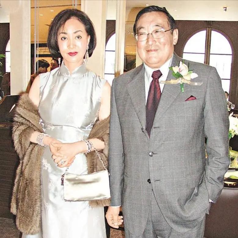 1995年，香港富豪赵世光甩出1000万，要妻子何莉莉签字离婚。何莉莉硬
