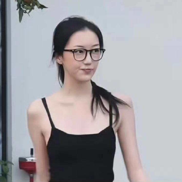 李亚鹏两个女儿现状，李亚鹏与王菲的大女儿李嫣，之前就读瑞士博索雷寄宿中学，如