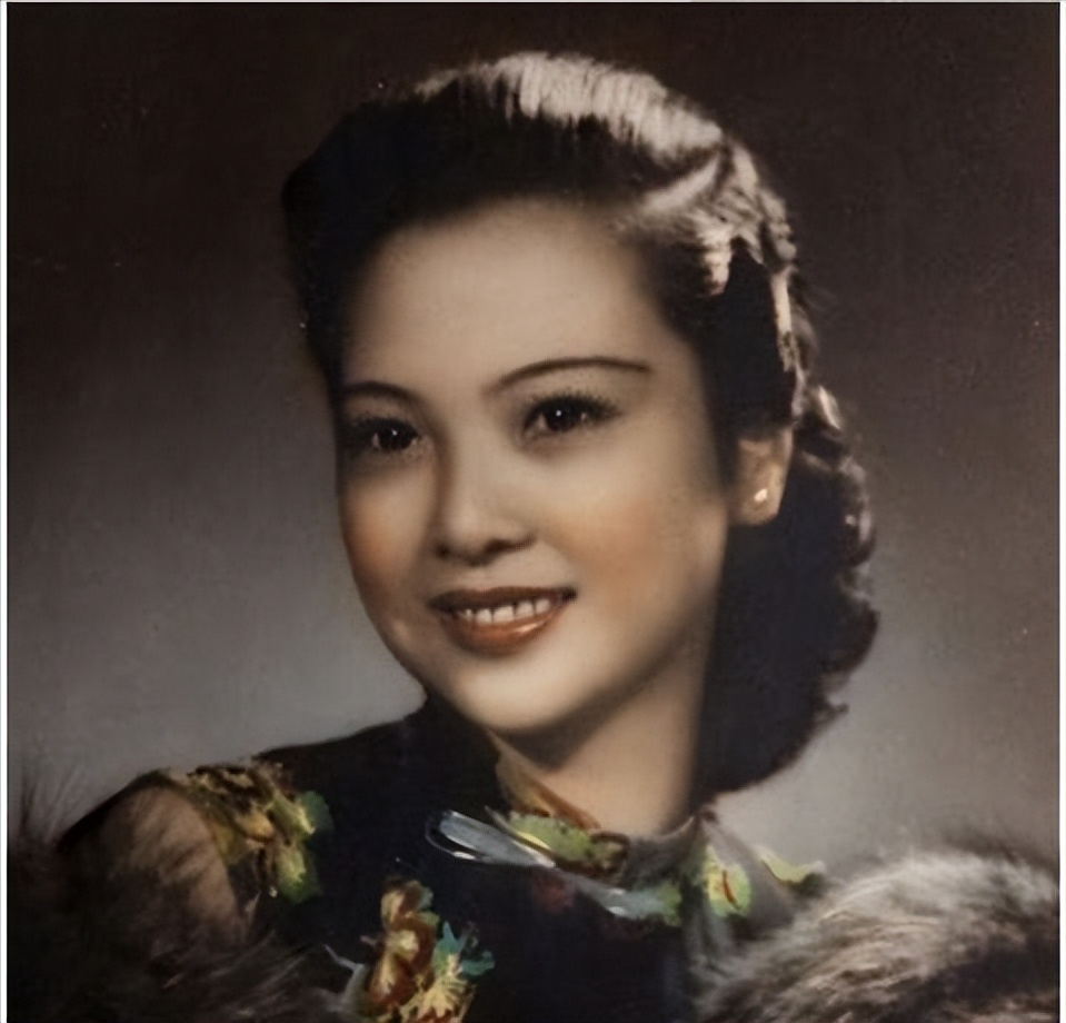 1946年，有天晚上，戴笠紧紧的把情人陈华搂入怀中，深情地说：“华妹，我如今的地