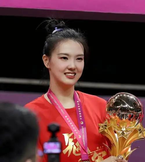 张常宁能拿多少奖金？即将退役，全运女排冠军在巴黎奥运会前，张常宁复出驰援了，但
