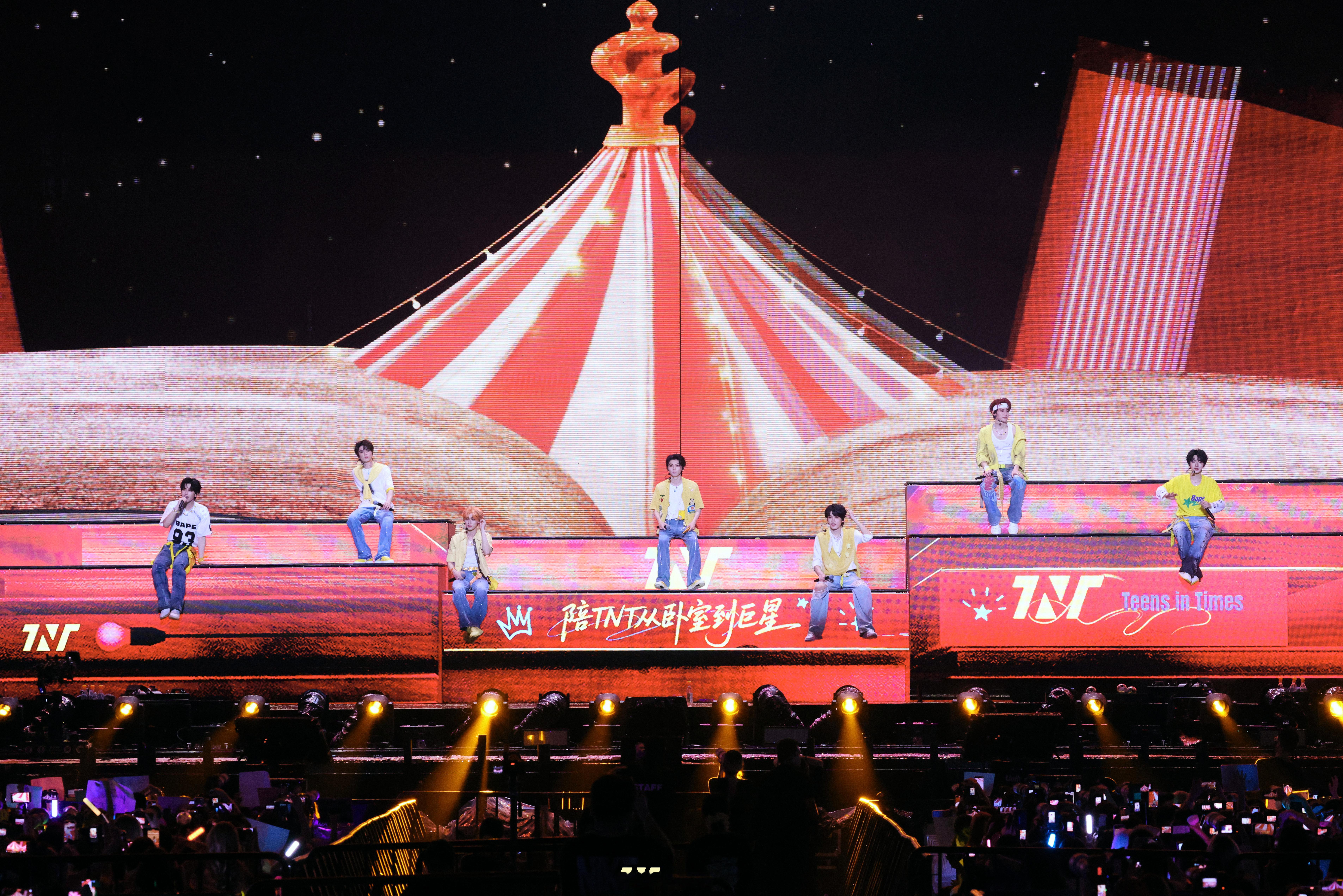 时代少年团加冠礼演唱会上海站舞台Look，愈发游刃有余的马嘉祺、丁程鑫、宋亚轩、