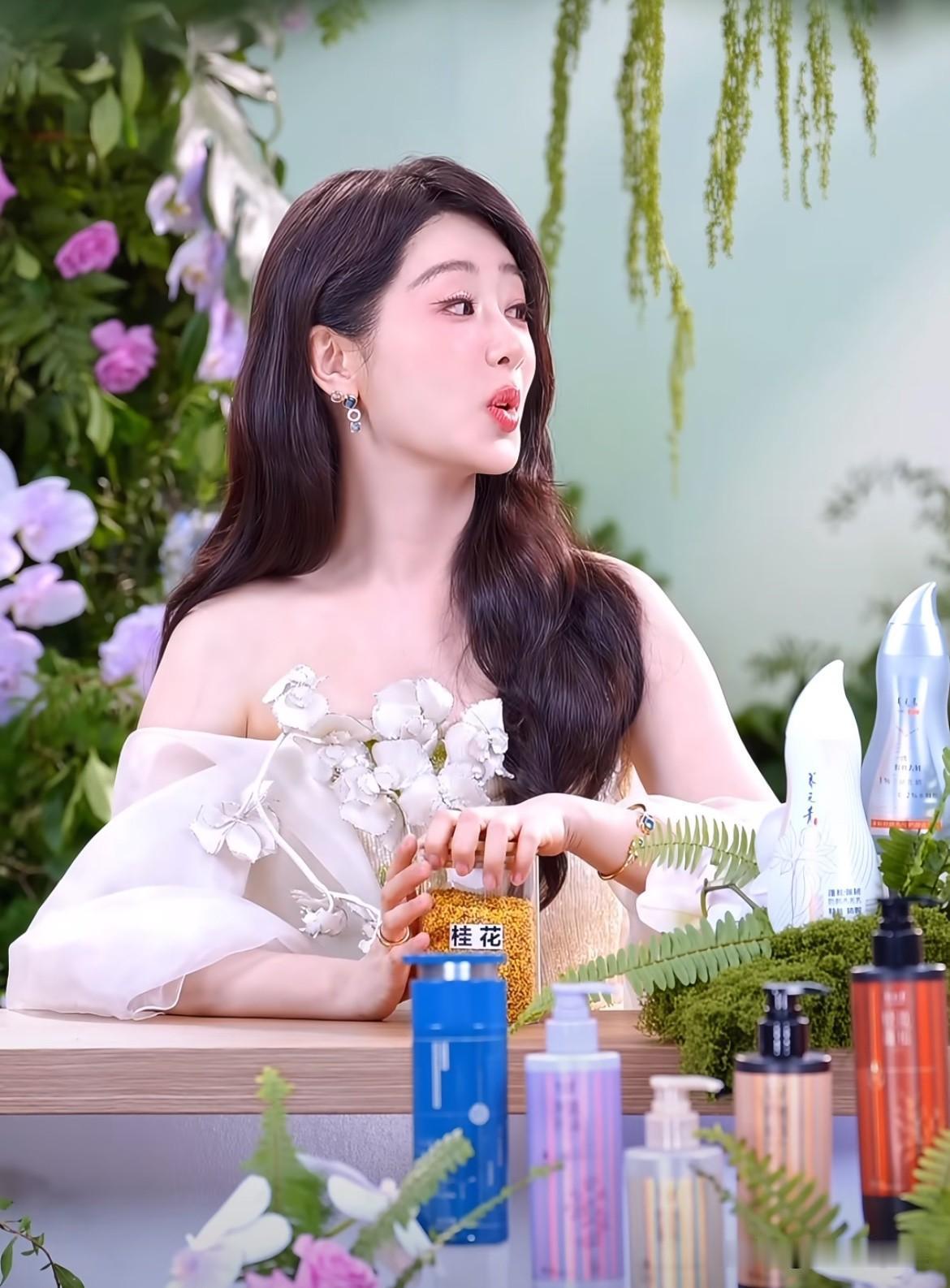 杨紫和闫妮一样变成了微醺🥴！自从金鹰拉了小手手之后，人传人了[汗]紫姐是