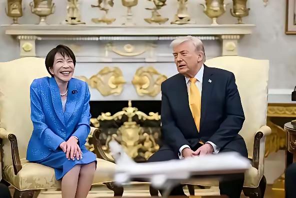 三张对比照片，你看到了什么？这三张白宫椭圆办公室合影，主角都是特朗普与日本