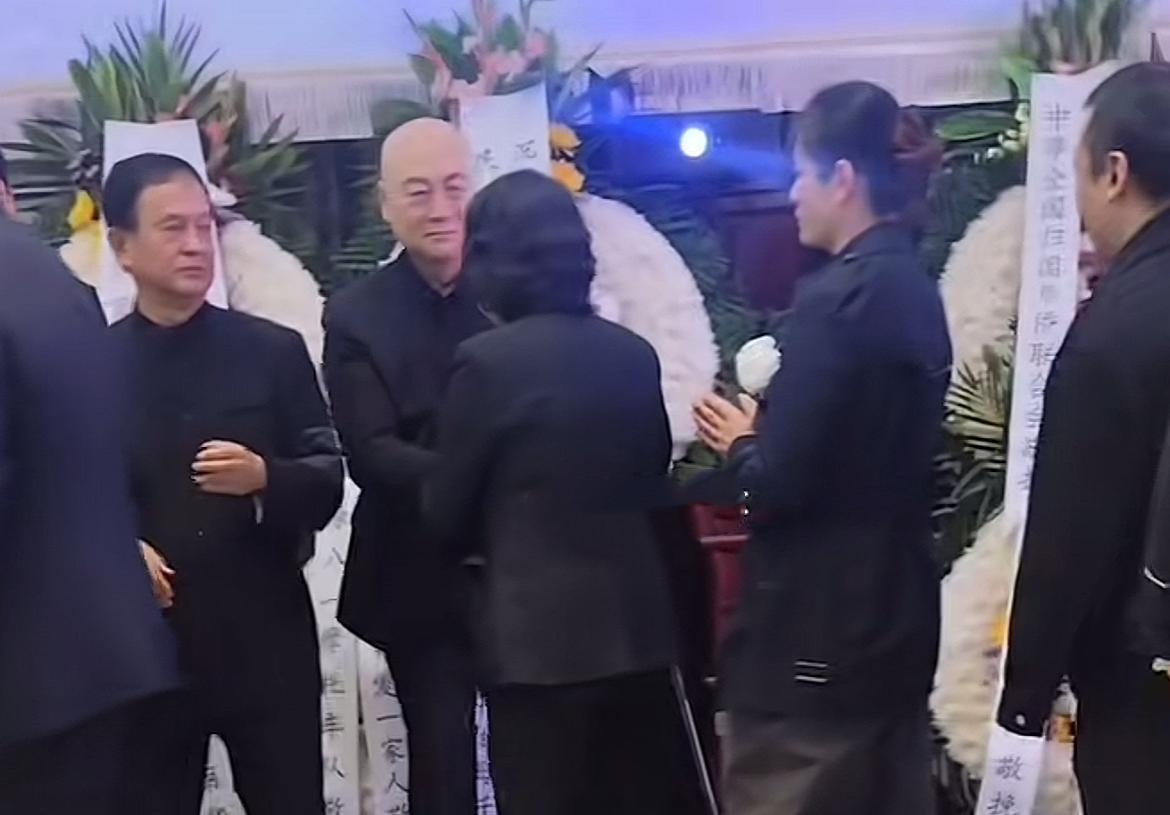 迟重瑞瘦了太多。追悼会上，他脸颊深深凹陷，面色暗淡无光，整个人像被抽走了所有精气