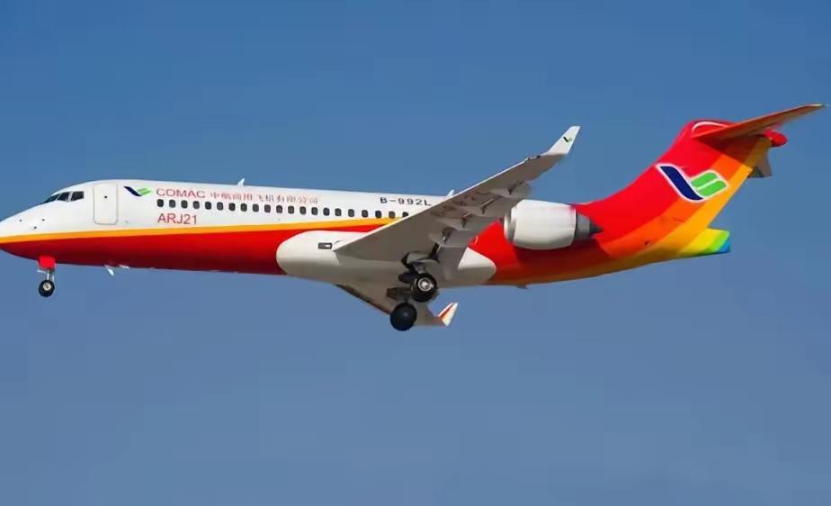 这冲击力也太猛了！12月24号外媒报道，中国商飞的C919客机，原本的