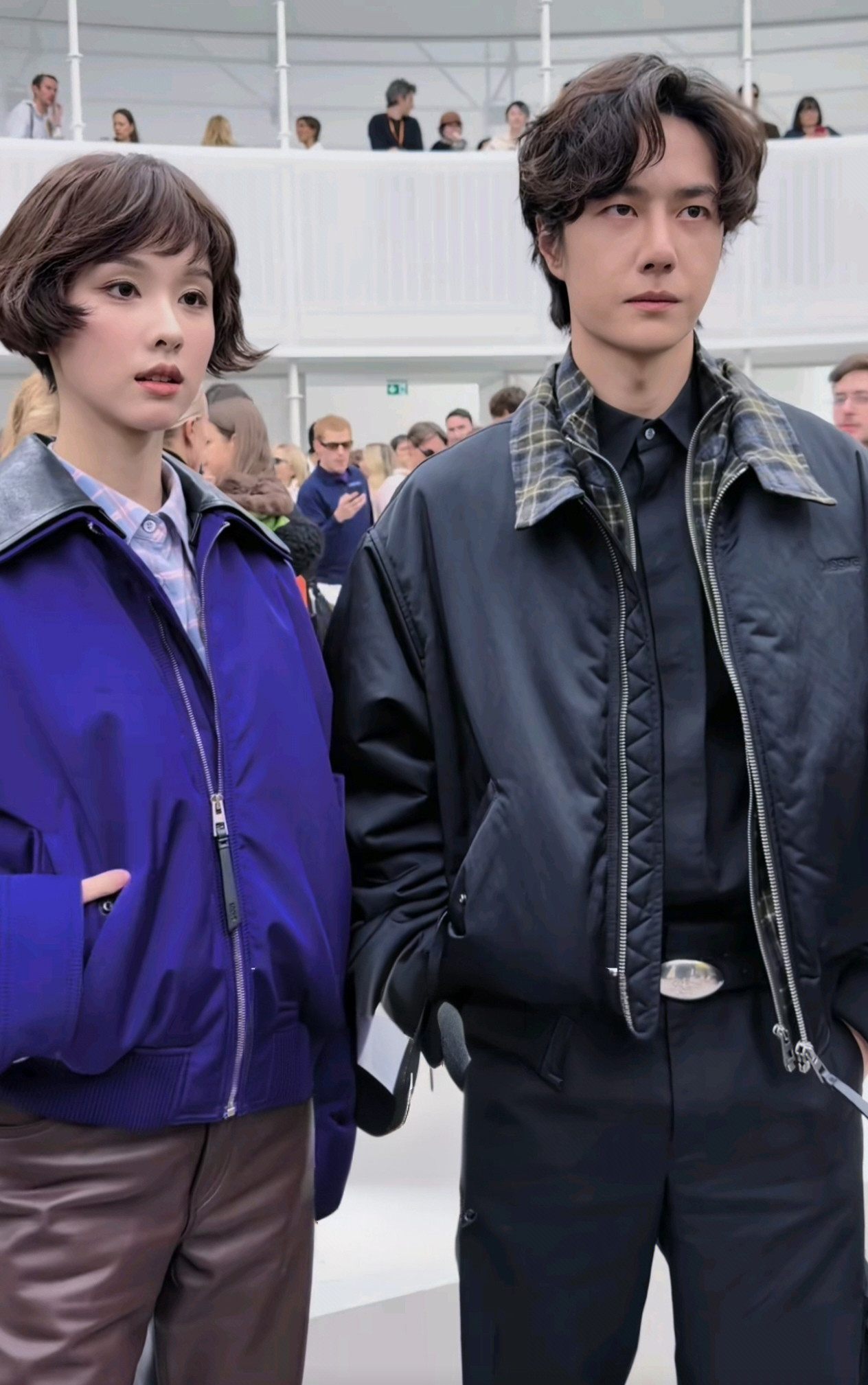 2026年9月29日巴黎时装周Loewe大秀，陈都灵与王一博一同前排看秀。陈都灵以复古短发搭配紫色飞