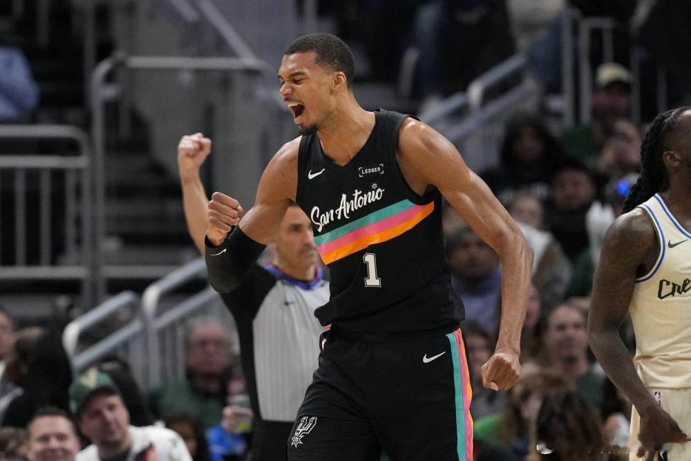 文班亚马再夺盖帽王文班亚马场均送出3.1次盖帽，大幅领先霍姆格伦（场均1.9次盖